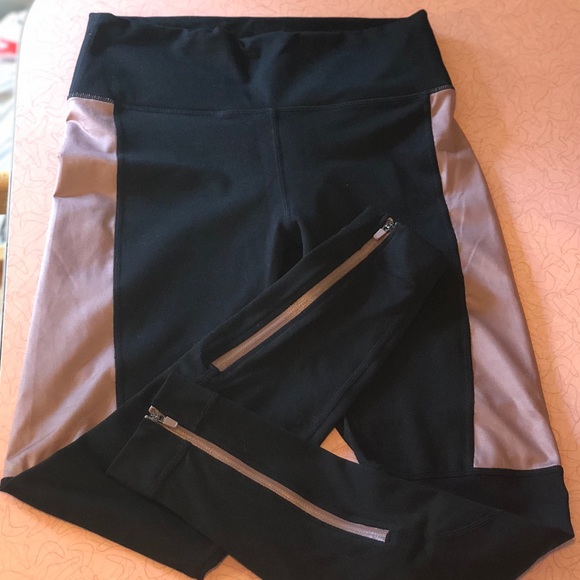 Fabletics Pants - DEMI FABLETICS black and pink zip up LEGGING 💕